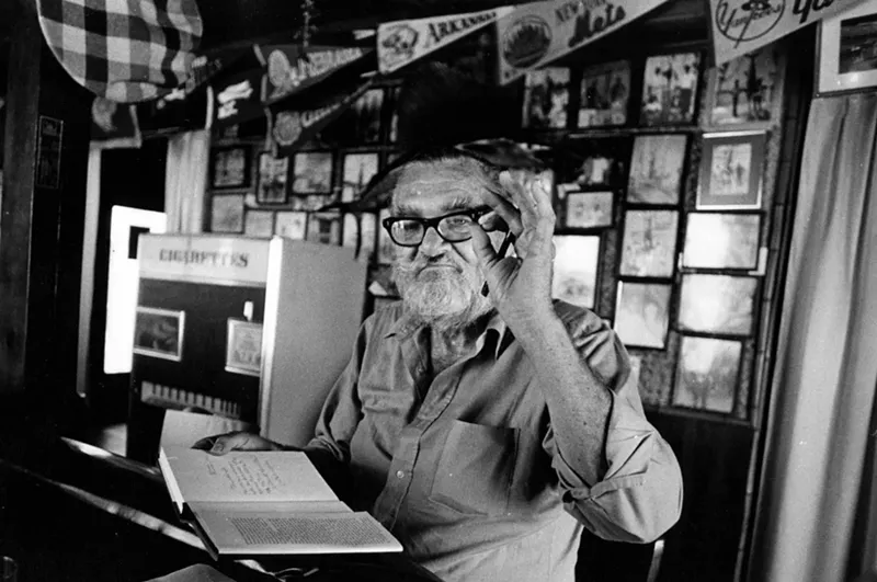Image: Les Hemingway signs copies of his book My Brother, Ernest Hemingway at Brown's Hotel in Bimini in 1981.